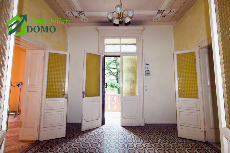 VELO D'ASTICO: prestigiosa VILLA SINGOLA immersa nel verde, unica per posizione e bellezza, con a...