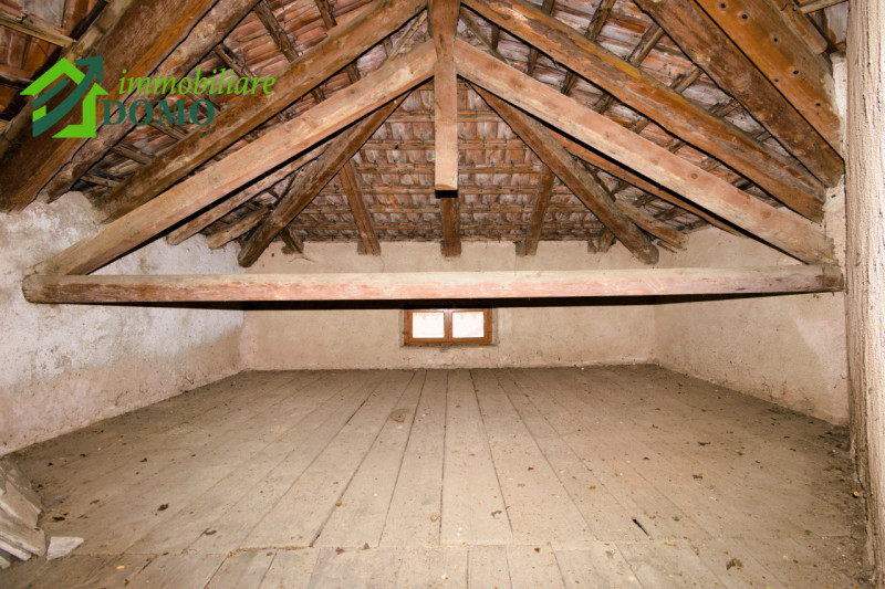 VELO D'ASTICO: prestigiosa VILLA SINGOLA immersa nel verde, unica per posizione e bellezza, con a...