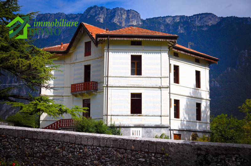 VELO D'ASTICO: prestigiosa VILLA SINGOLA immersa nel verde, unica per posizione e bellezza, con a...