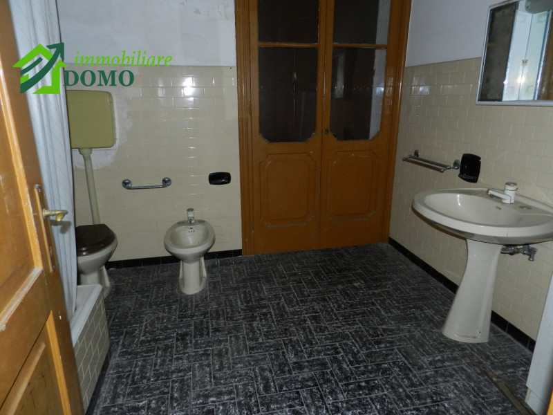 VELO D'ASTICO: prestigiosa VILLA SINGOLA immersa nel verde, unica per posizione e bellezza, con a...