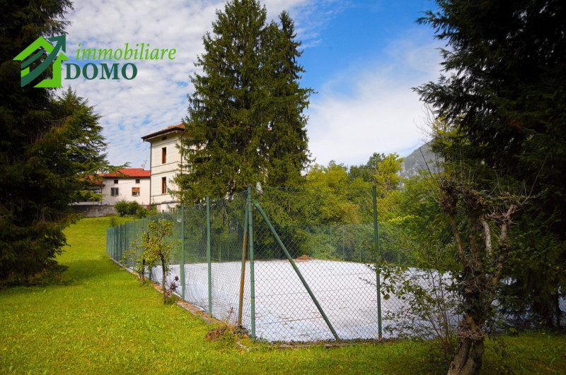 VELO D'ASTICO: prestigiosa VILLA SINGOLA immersa nel verde, unica per posizione e bellezza, con a...