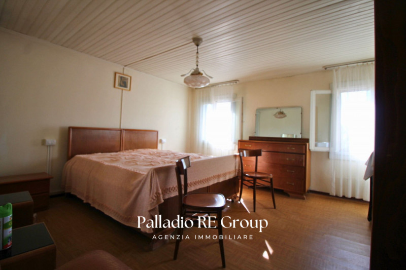 Scopri questa affascinante porzione di testa di casa a schiera situata nella tranquilla zona di S...