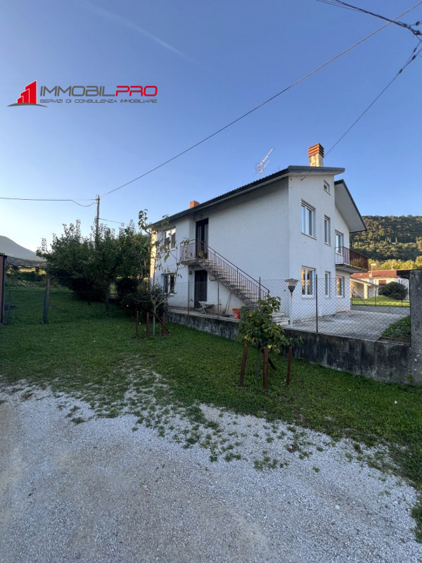 In tranquillo contesto di Schio, proponiamo porzione di bifamiliare di 144 mq al piano terra, att...