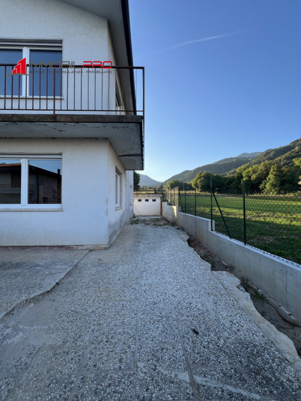 In tranquillo contesto di Schio, proponiamo porzione di bifamiliare di 144 mq al piano terra, att...