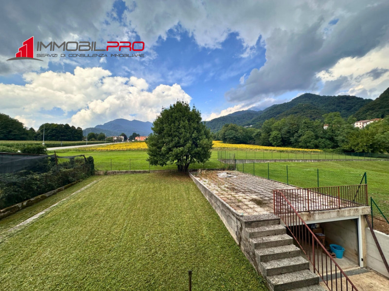 In tranquillo contesto di Schio, proponiamo porzione di bifamiliare di 144 mq al piano terra, att...