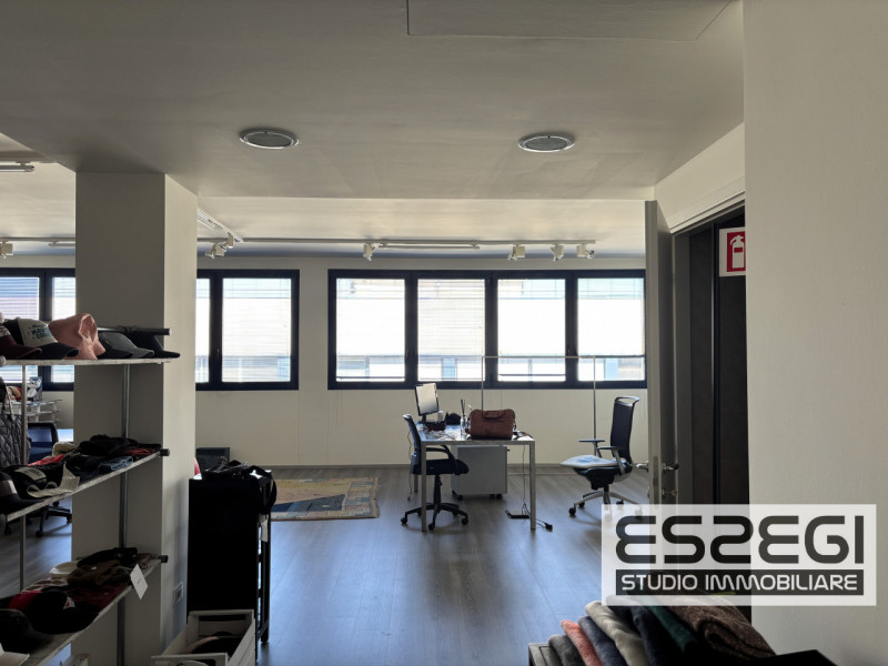 UFFICIO IN VENDITA NOVENTA PADOVANA*CAMIN* Nelle immediate vicinanze alla tangenziale e comodo al...