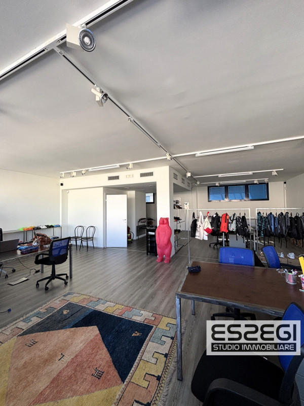 UFFICIO IN VENDITA NOVENTA PADOVANA*CAMIN* Nelle immediate vicinanze alla tangenziale e comodo al...