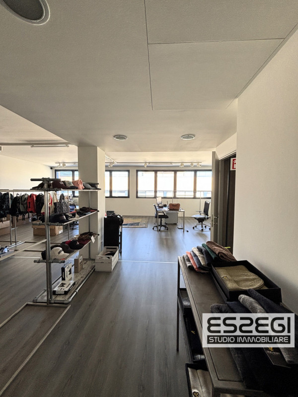 UFFICIO IN VENDITA NOVENTA PADOVANA*CAMIN* Nelle immediate vicinanze alla tangenziale e comodo al...