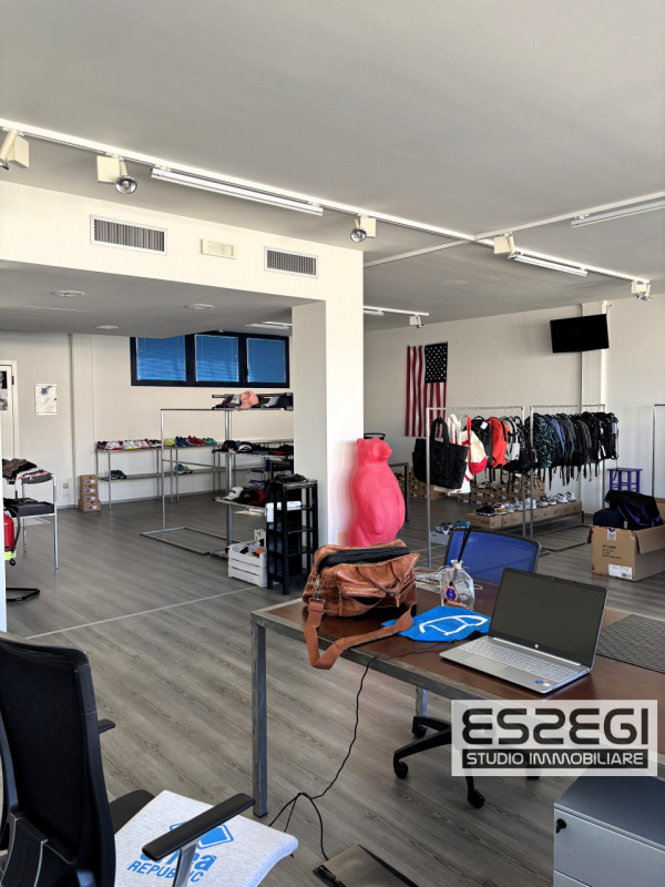 UFFICIO IN VENDITA NOVENTA PADOVANA*CAMIN* Nelle immediate vicinanze alla tangenziale e comodo al...