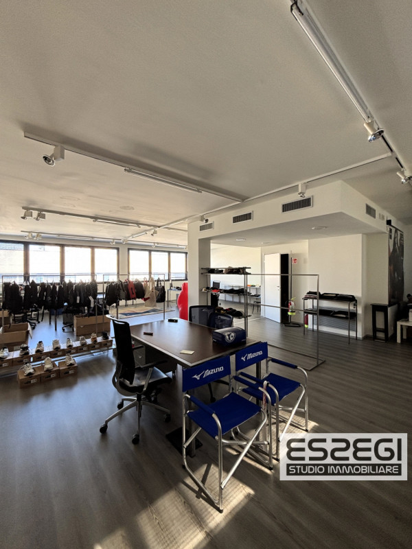 UFFICIO IN VENDITA NOVENTA PADOVANA*CAMIN* Nelle immediate vicinanze alla tangenziale e comodo al...