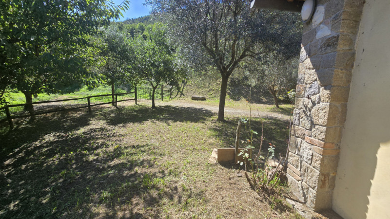 Rif. RU60 - Proponiamo in vendita deliziosa proprietà composta da abitazione principale, fienile,...