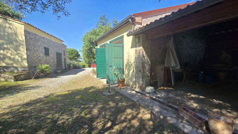 Rif. RU60 - Proponiamo in vendita deliziosa proprietà composta da abitazione principale, fienile,...