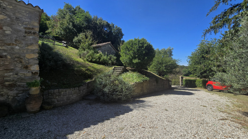 Rif. RU60 - Proponiamo in vendita deliziosa proprietà composta da abitazione principale, fienile,...