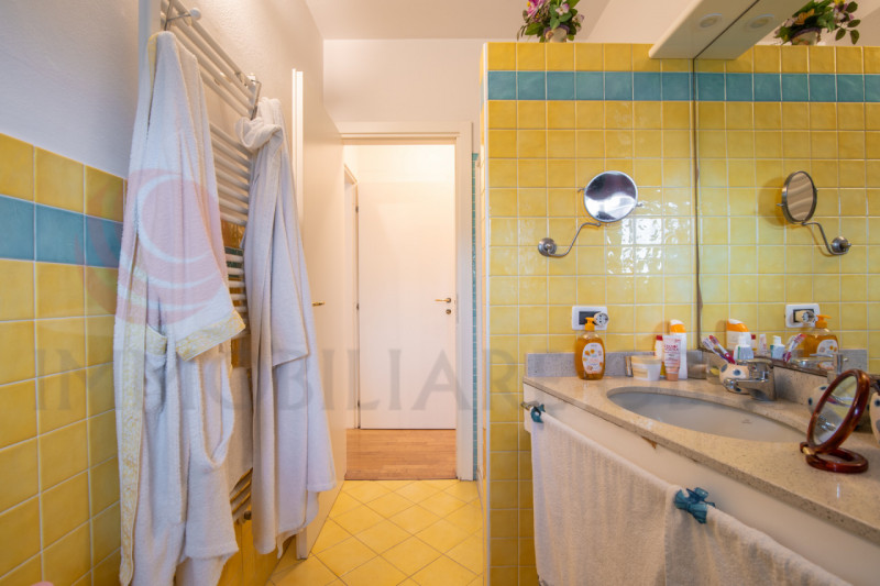 L'APPARTAMENTO VIENE VENDUTO AFFITTATO CON SCADENZA CONTRATTO AGOSTO 2027
CANONE MENSILE EURO 400...