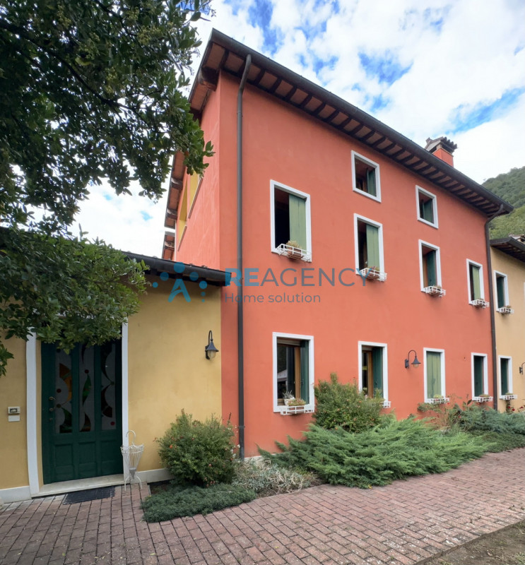 Stai cercando una VILLA in posizione panoramica esposta al sole?

Trattandosi di immobile di preg...