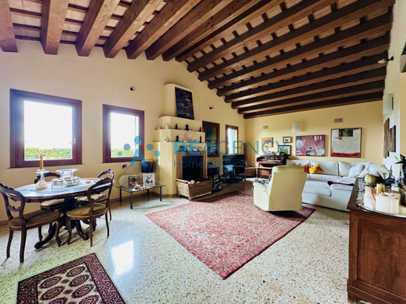 Stai cercando una VILLA in posizione panoramica esposta al sole?

Trattandosi di immobile di preg...