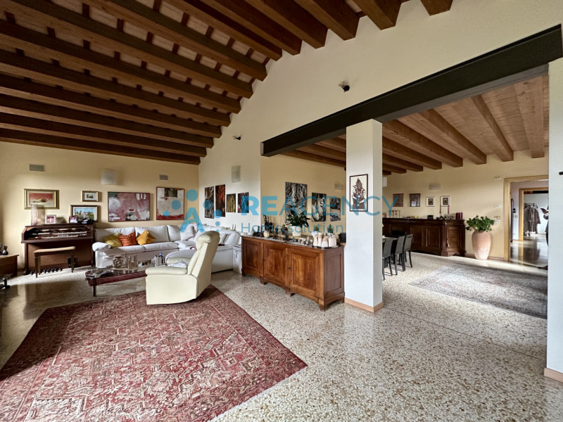 Stai cercando una VILLA in posizione panoramica esposta al sole?

Trattandosi di immobile di preg...