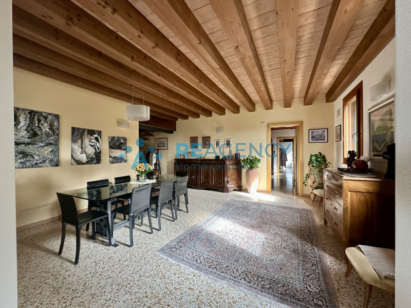 Stai cercando una VILLA in posizione panoramica esposta al sole?

Trattandosi di immobile di preg...