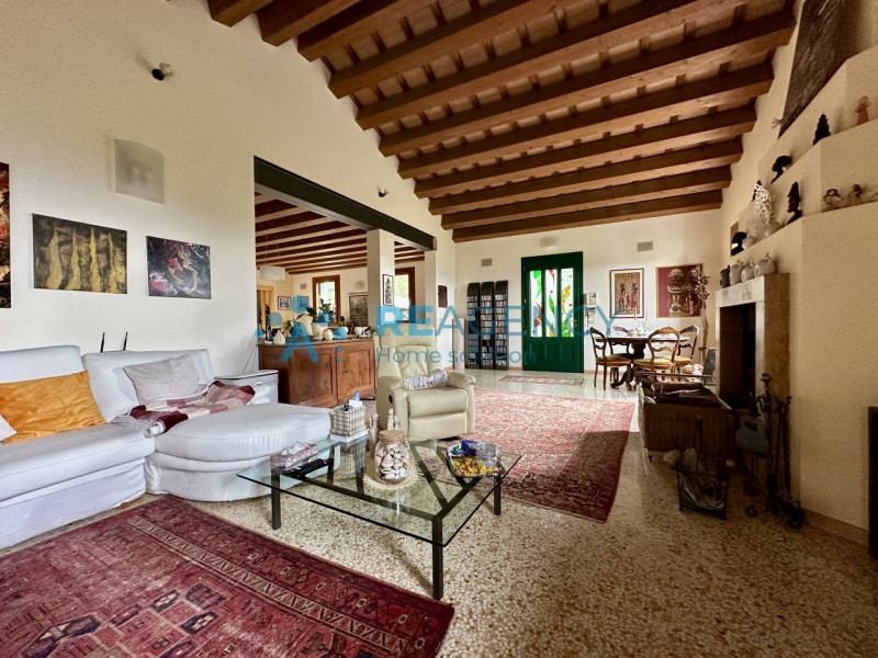 Stai cercando una VILLA in posizione panoramica esposta al sole?

Trattandosi di immobile di preg...