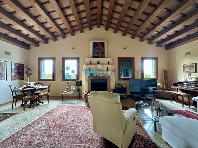 Stai cercando una VILLA in posizione panoramica esposta al sole?

Trattandosi di immobile di preg...