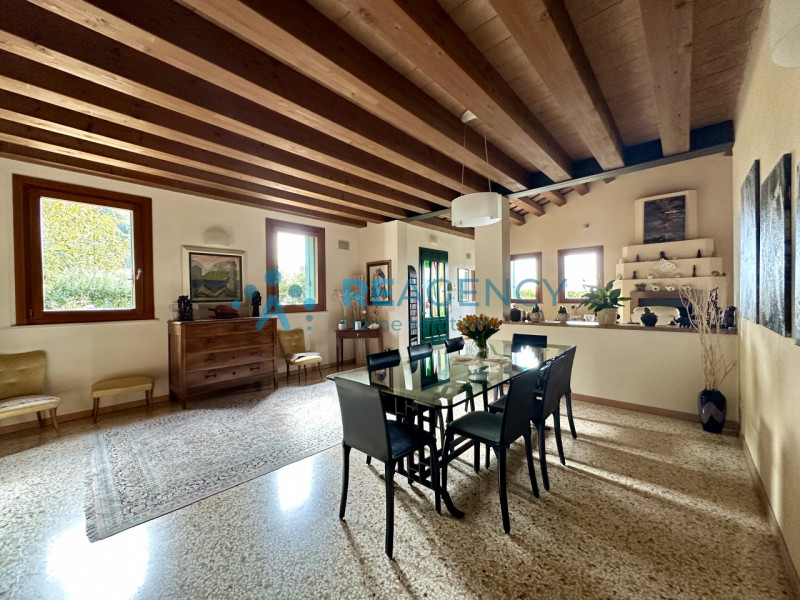 Stai cercando una VILLA in posizione panoramica esposta al sole?

Trattandosi di immobile di preg...