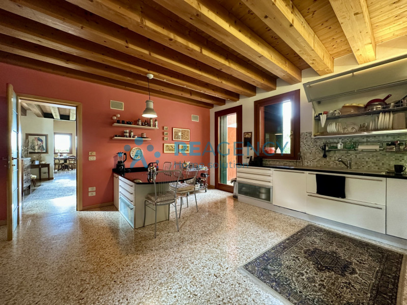 Stai cercando una VILLA in posizione panoramica esposta al sole?

Trattandosi di immobile di preg...