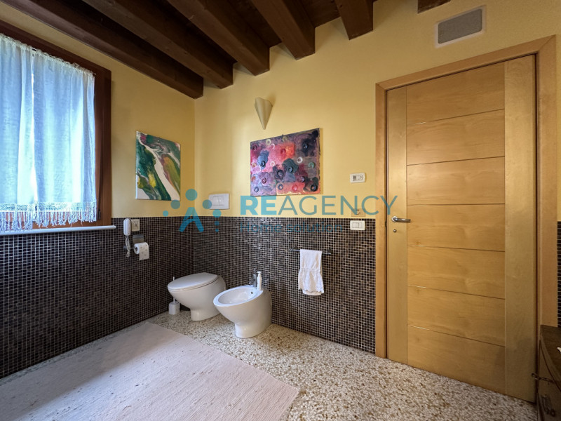 Stai cercando una VILLA in posizione panoramica esposta al sole?

Trattandosi di immobile di preg...