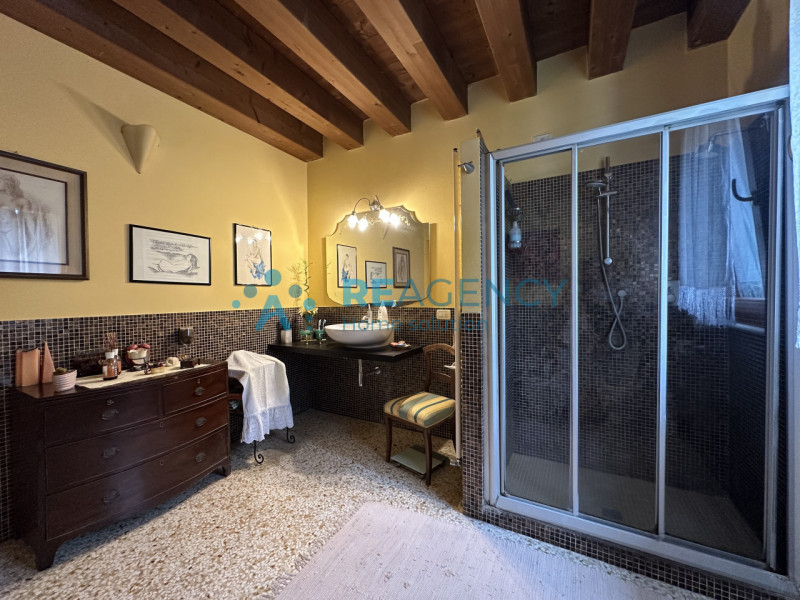 Stai cercando una VILLA in posizione panoramica esposta al sole?

Trattandosi di immobile di preg...