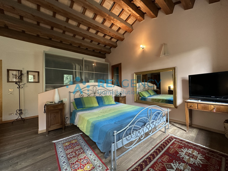 Stai cercando una VILLA in posizione panoramica esposta al sole?

Trattandosi di immobile di preg...