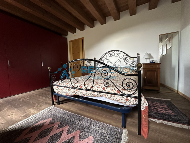 Stai cercando una VILLA in posizione panoramica esposta al sole?

Trattandosi di immobile di preg...