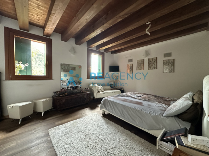 Stai cercando una VILLA in posizione panoramica esposta al sole?

Trattandosi di immobile di preg...