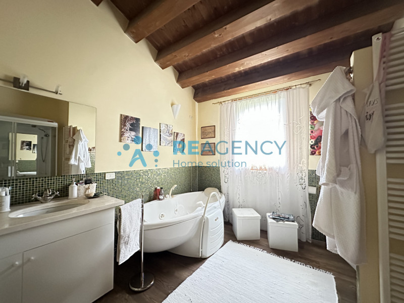 Stai cercando una VILLA in posizione panoramica esposta al sole?

Trattandosi di immobile di preg...