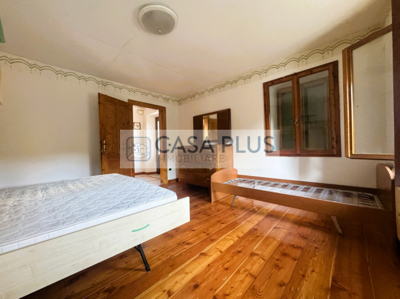 Voltago Agordino, immersa nel verde e nella tranquillità, ma comoda alle principali vie di comuni...