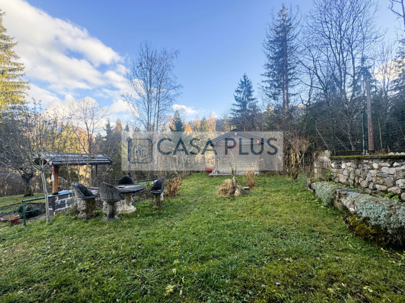 Voltago Agordino, immersa nel verde e nella tranquillità, ma comoda alle principali vie di comuni...