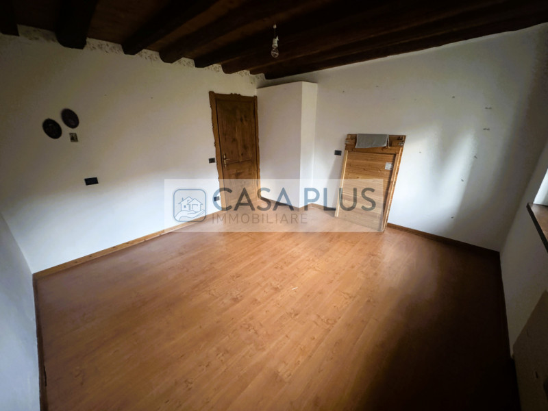 Voltago Agordino, immersa nel verde e nella tranquillità, ma comoda alle principali vie di comuni...