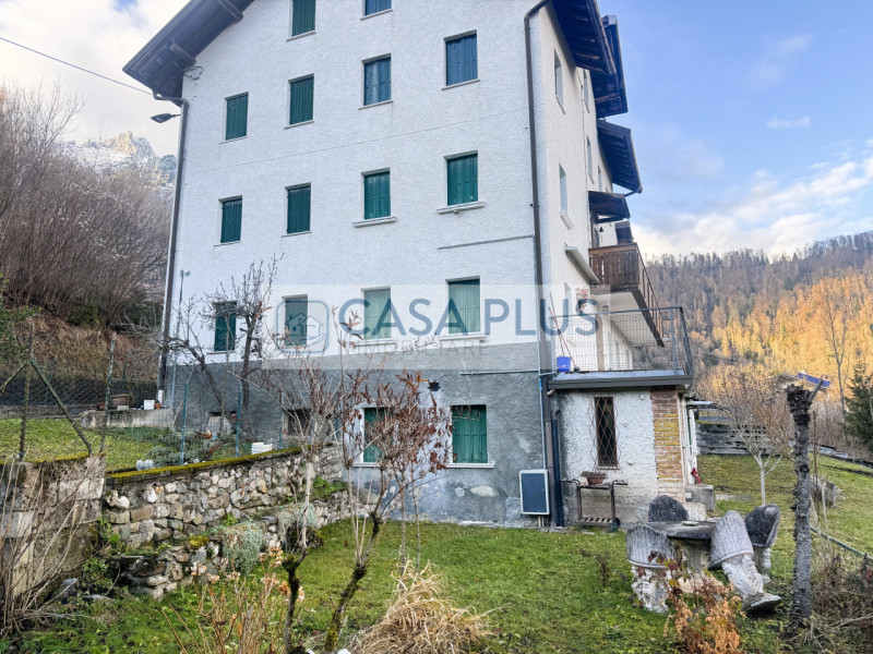 Voltago Agordino, immersa nel verde e nella tranquillità, ma comoda alle principali vie di comuni...