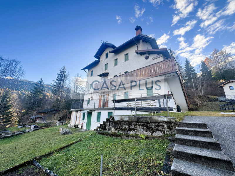 Voltago Agordino, immersa nel verde e nella tranquillità, ma comoda alle principali vie di comuni...