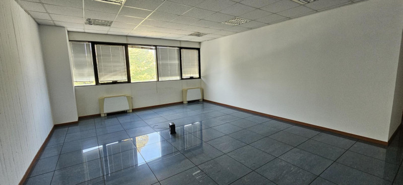 Riferimenti per l'Agenzia AU0982 PADOVA Zona Industriale Est. Scopri questo spazioso ufficio di 3...