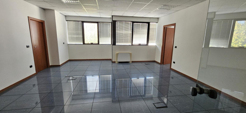 Riferimenti per l'Agenzia AU0982 PADOVA Zona Industriale Est. Scopri questo spazioso ufficio di 3...