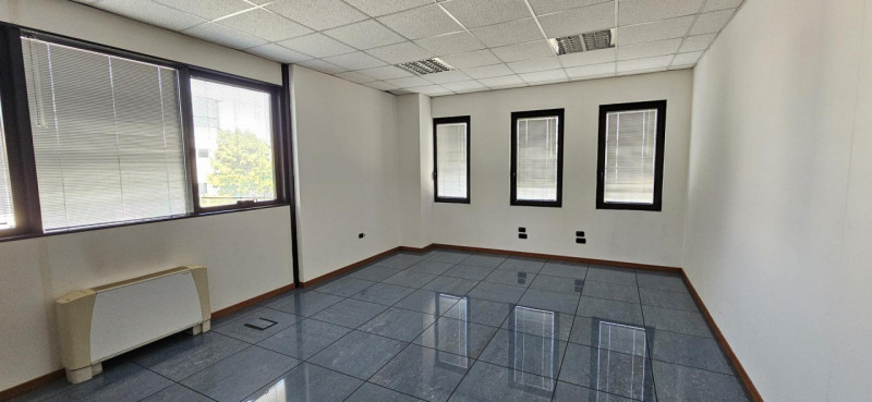 Riferimenti per l'Agenzia AU0982 PADOVA Zona Industriale Est. Scopri questo spazioso ufficio di 3...