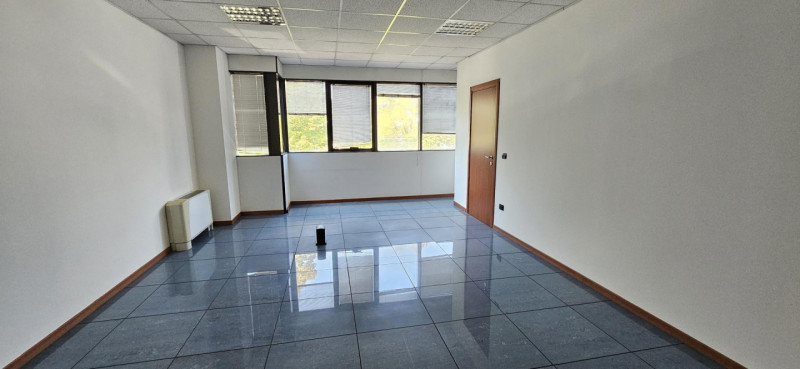 Riferimenti per l'Agenzia AU0982 PADOVA Zona Industriale Est. Scopri questo spazioso ufficio di 3...