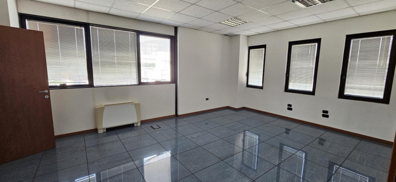 Riferimenti per l'Agenzia AU0982 PADOVA Zona Industriale Est. Scopri questo spazioso ufficio di 3...