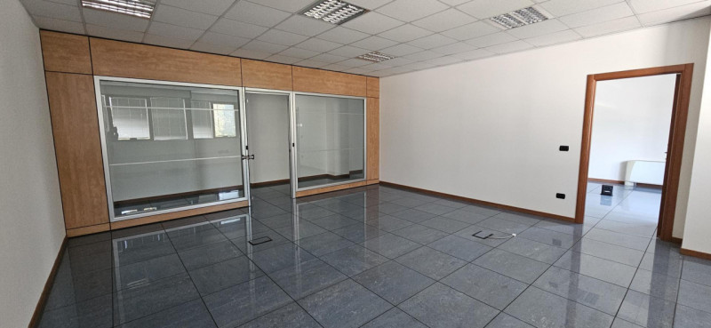 Riferimenti per l'Agenzia AU0982 PADOVA Zona Industriale Est. Scopri questo spazioso ufficio di 3...