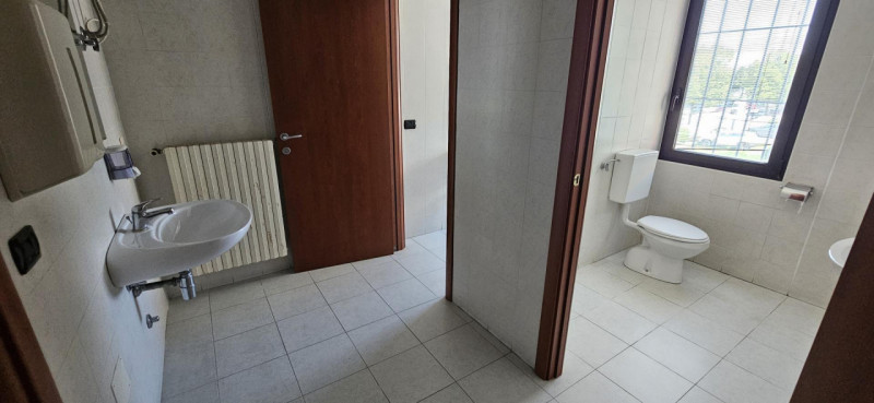 Riferimenti per l'Agenzia AU0982 PADOVA Zona Industriale Est. Scopri questo spazioso ufficio di 3...