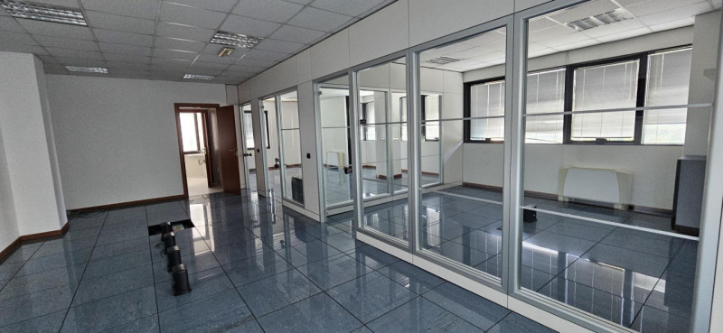 Riferimenti per l'Agenzia AU0982 PADOVA Zona Industriale Est. Scopri questo spazioso ufficio di 3...