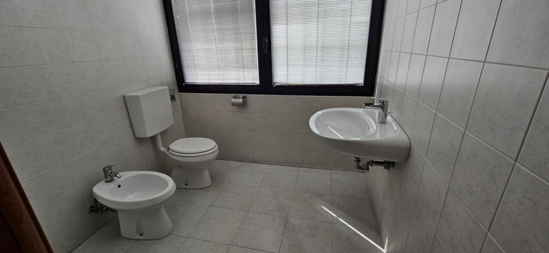 Riferimenti per l'Agenzia AU0982 PADOVA Zona Industriale Est. Scopri questo spazioso ufficio di 3...