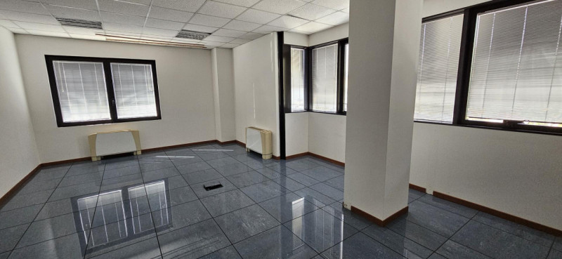 Riferimenti per l'Agenzia AU0982 PADOVA Zona Industriale Est. Scopri questo spazioso ufficio di 3...