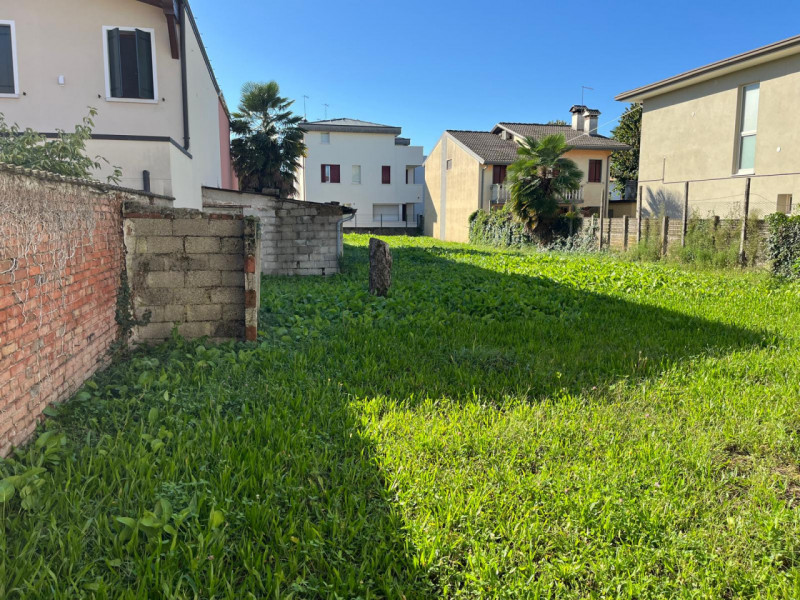 TOMBOLO - In zona centralissama proponiamo abitazione su tre livelli completamente da restaurare....