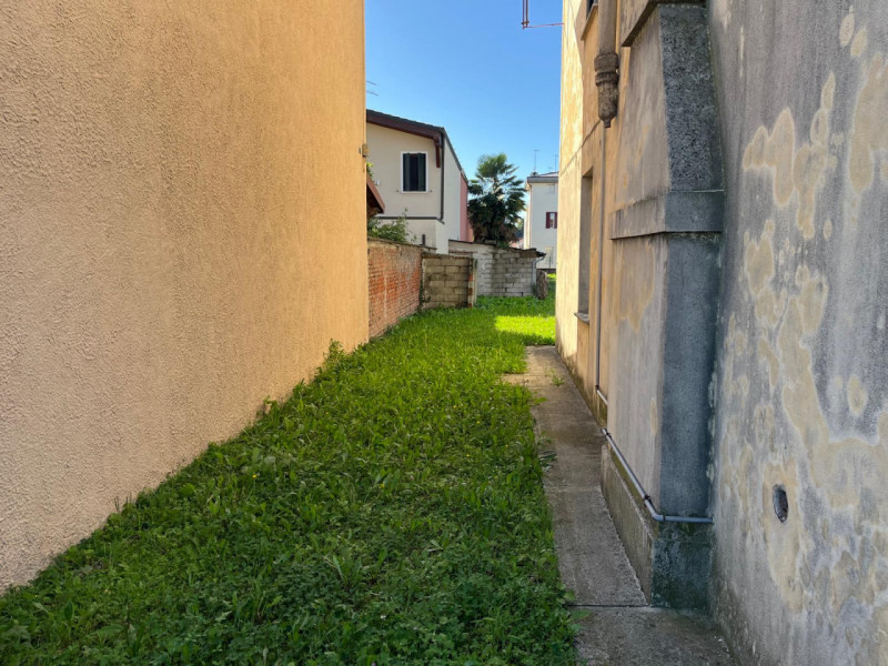 TOMBOLO - In zona centralissama proponiamo abitazione su tre livelli completamente da restaurare....