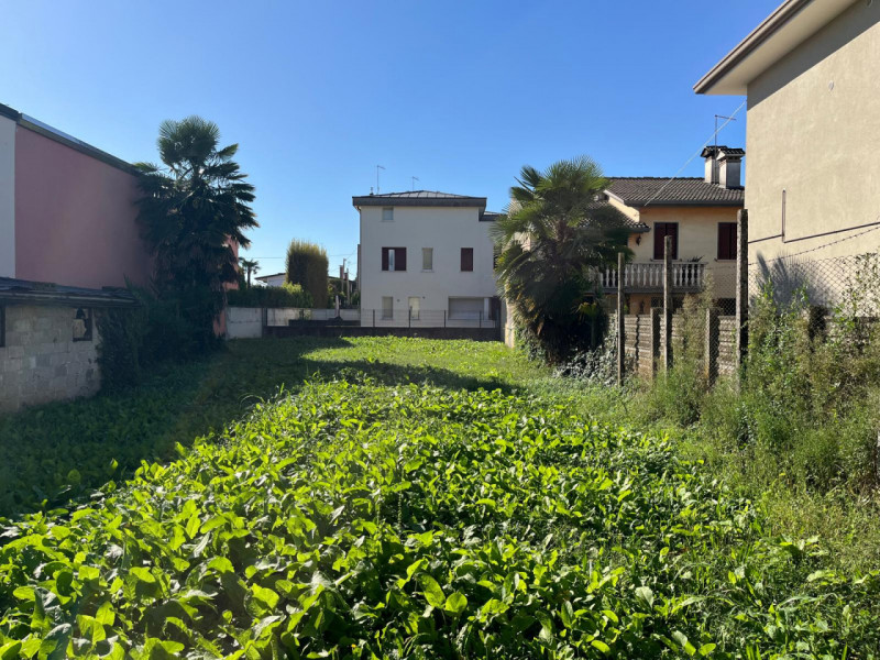 TOMBOLO - In zona centralissama proponiamo abitazione su tre livelli completamente da restaurare....